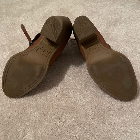 Tan heeled boots with zippers - Picture 4 of 5